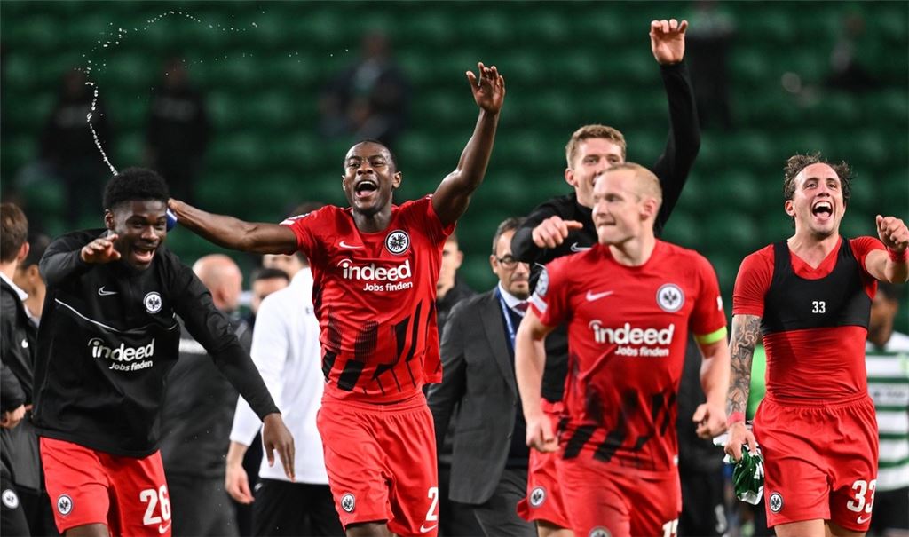 Frankfurts Eric Junior Dina Ebimbe (l-r), Evan Ndicka, Kristijan Jakic, Sebastian Rode und Luca Pellegrini jubeln nach dem 2:1-Sieg.