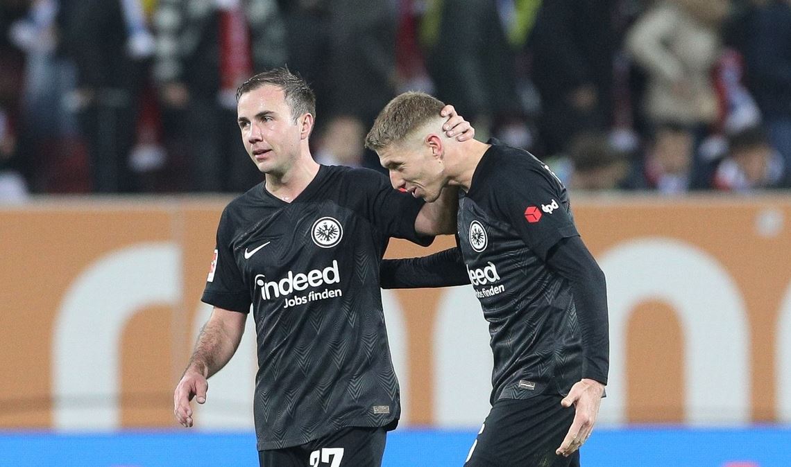 Frankfurts Mario Götze (l) und Kristijan Jakic feiern den Sieg gegen den FC Augsburg nach dem Spiel.