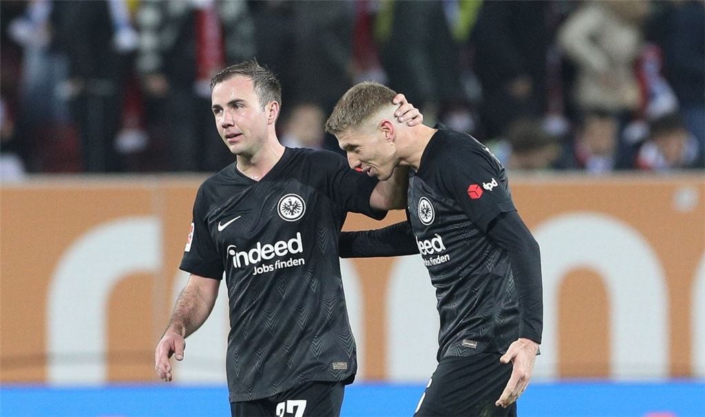 Frankfurts Mario Götze (l) und Kristijan Jakic feiern den Sieg gegen den FC Augsburg nach dem Spiel.