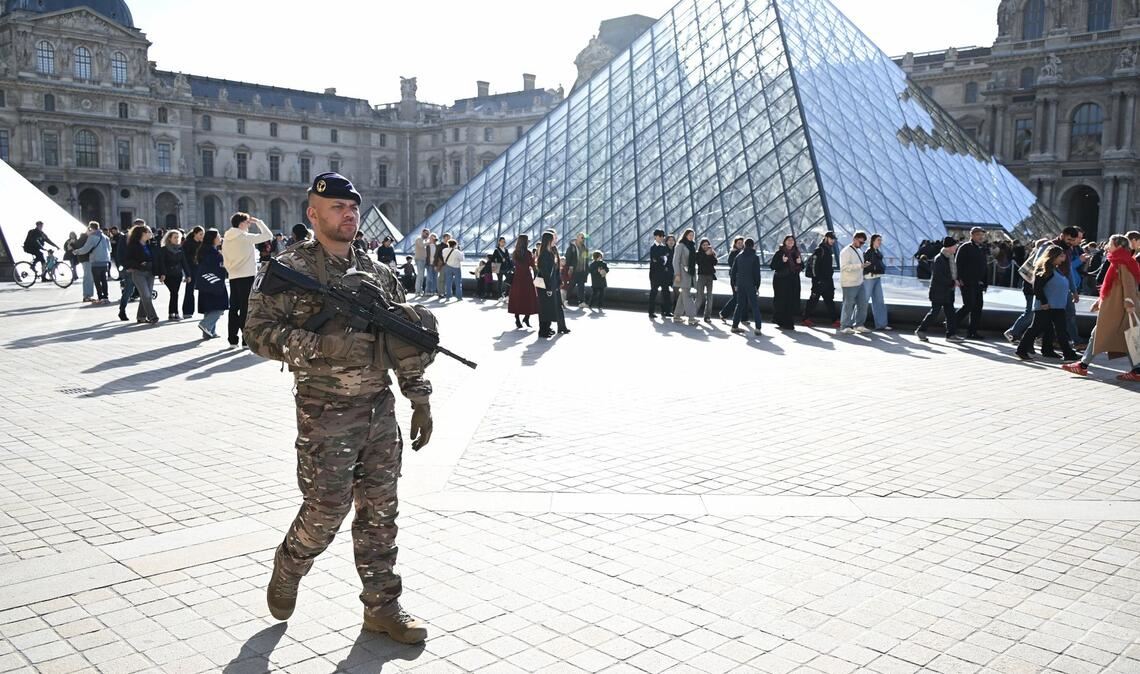 Frankreichs Kulturministerin sagt noch in diesem Jahr neue Sicherheitsmaßnahmen für das Louvre-Museum zu. (Archivbild)