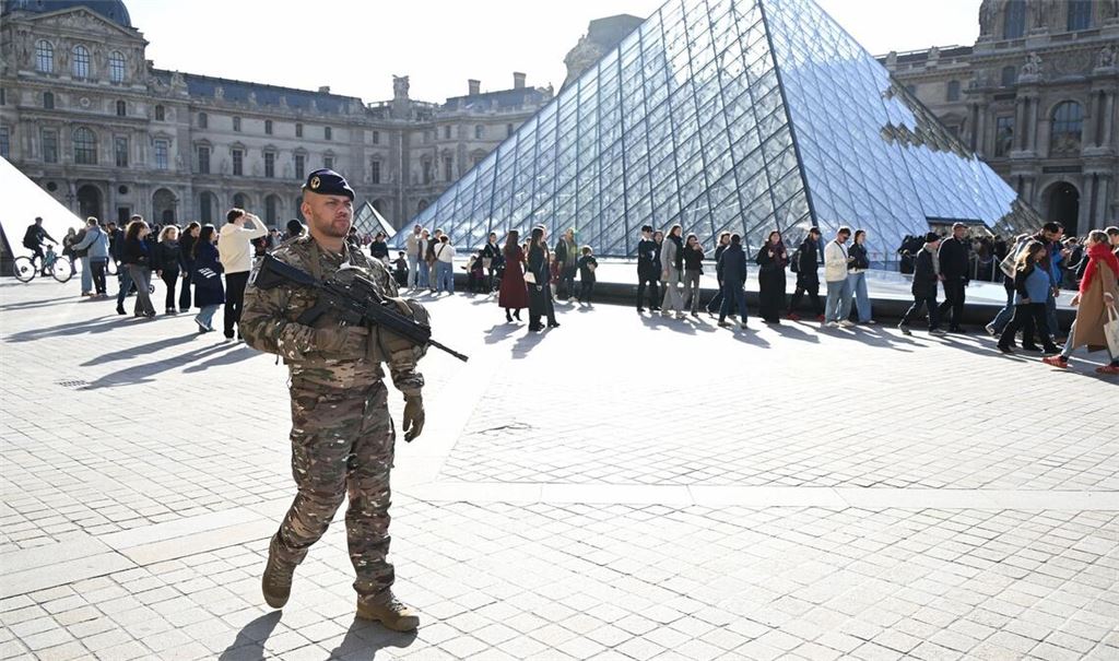 Frankreichs Kulturministerin sagt noch in diesem Jahr neue Sicherheitsmaßnahmen für das Louvre-Museum zu. (Archivbild)