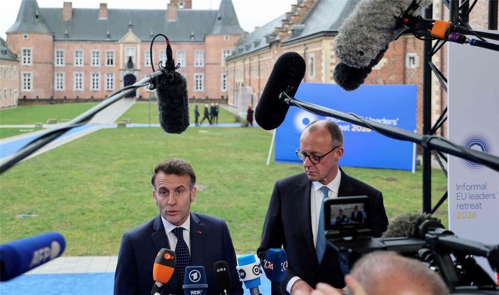 Frankreichs Präsident Macron (links) und Kanzler Merz suchen auf dem EU-Gipfel in Alden Biesen nach Wegen, die EU wieder auf Wachstumskurs zu bringen.