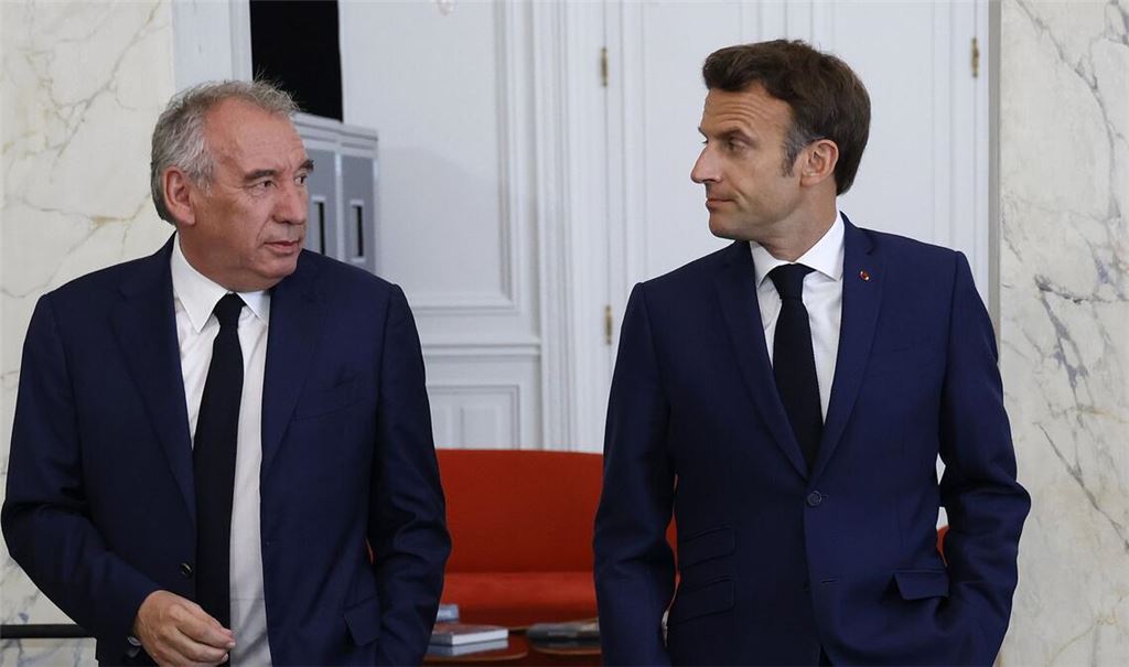 Frankreichs Premierminister Francois Bayrou (li.) und der französische Präsident Emmanuel Macron