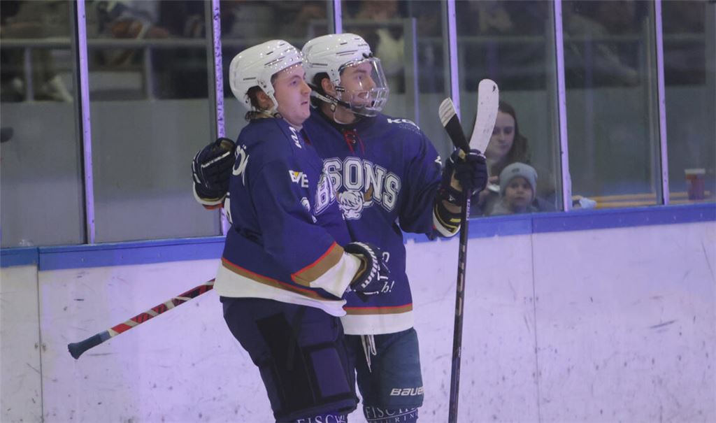 Frans Landström und Kenneth Taraszewski (re.) jubeln über den Heimsieg. Foto: Rubner