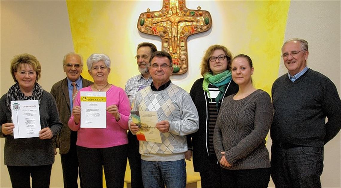 Franz Hebeda (2.v.li.), Vorsitzender Bruno Ziegler und Chorleiterin Carmen Fock (v.re.) ehren Annemarie Kazda, Elisabeth Ziegler, Karl Leigsnering, Johann Sturm und Daniela Guadagni (v.li.).