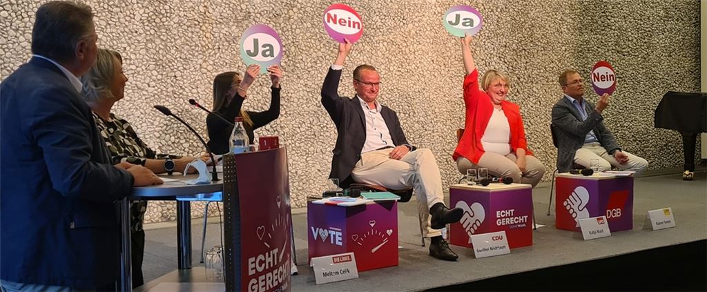 Franz Herkens (v.li.) und Susanne Nittel (DGB) mit den Kandidaten Meltem Celik (Linke), Gunther Krichbaum (CDU), Katja Mast (SPD) und Rainer Semet (FDP). Foto: Metzbaur