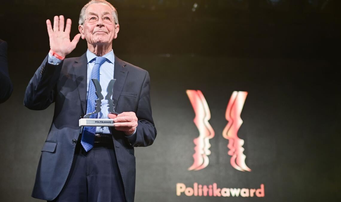 Franz Müntefering (SPD), früherer SPD-Vorsitzender, wurde während der Verleihung der Politikawards 2026 im Tipi am Kanzleramt für sein Lebenswerk geehrt.