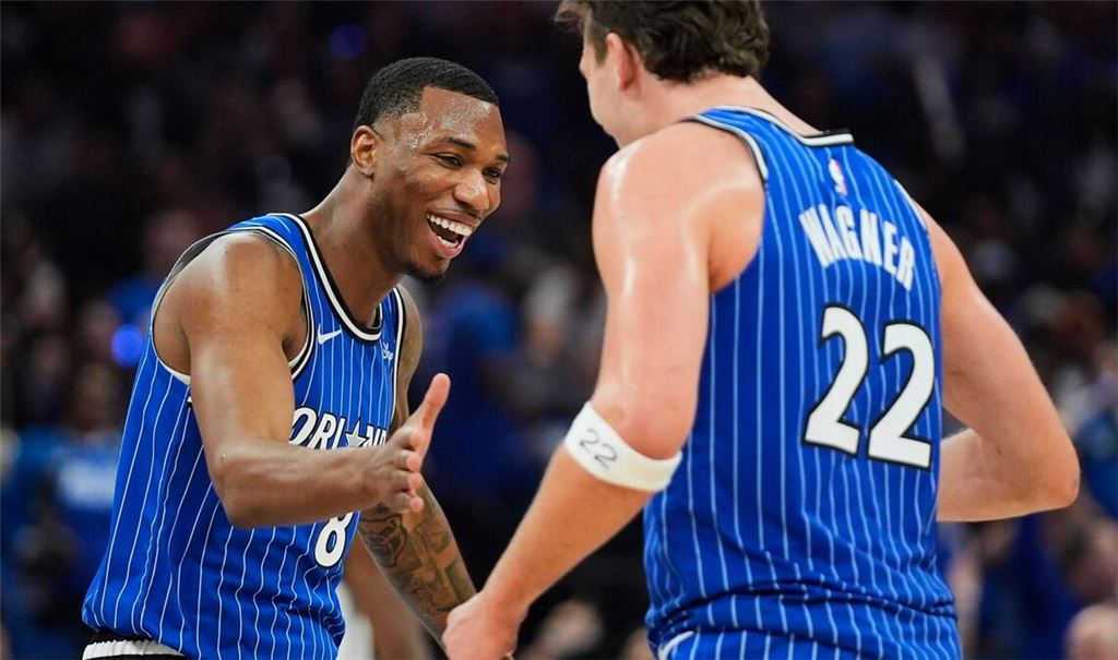 Franz Wagner (r) erzielte für die Orlando Magic als zweitbester Scorer 18 Punkte gegen die Charlotte Hornets.