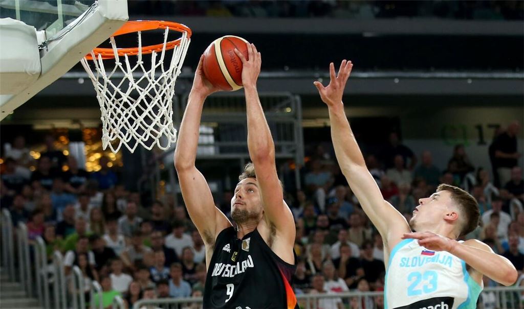 Franz Wagner und die deutschen Basketballer haben den ersten EM-Test gewonnen.