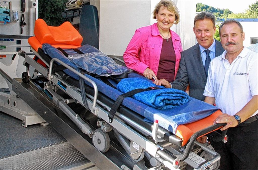 Franz Weiss vom DRK (re.) zeigt Thomas Oppermann, parlamentarischer Geschäftsführer der SPD-Bundestagsfraktion, und der SPD-Abgeordneten für Pforzheim und den Enzkreis, Katja Mast, einen zur Baby-Notfall-Ambulanz umgebauten Rettungswagen. Foto: Hansen