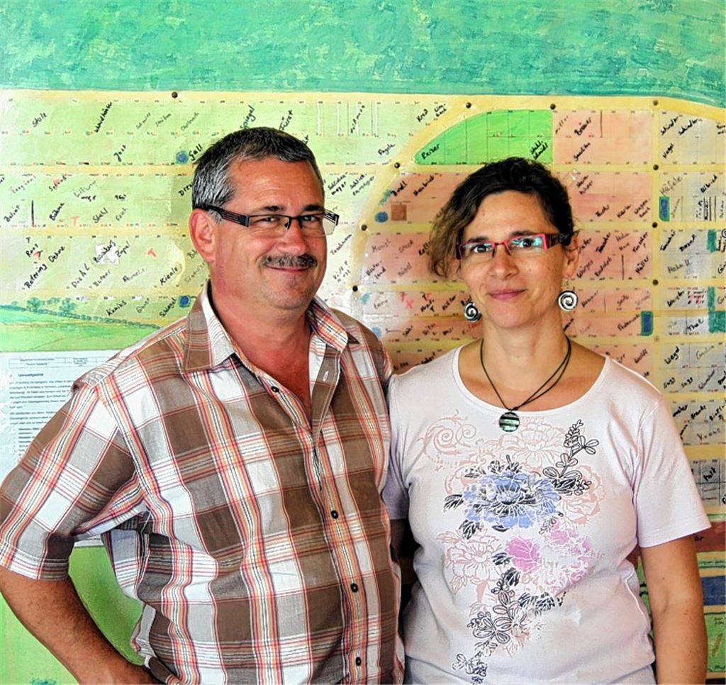 Franz und Britta Herm vor dem Lageplan des Stromberg-Campingplatzes. Fotos: Rieger