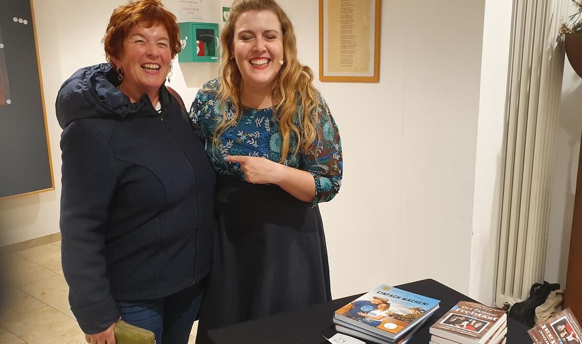 Franziska Wanninger (re.), hier mit Gast Nicole Boger am Büchertisch, verbreitet auch nach dem Auftritt gute Laune. Foto: Schröder