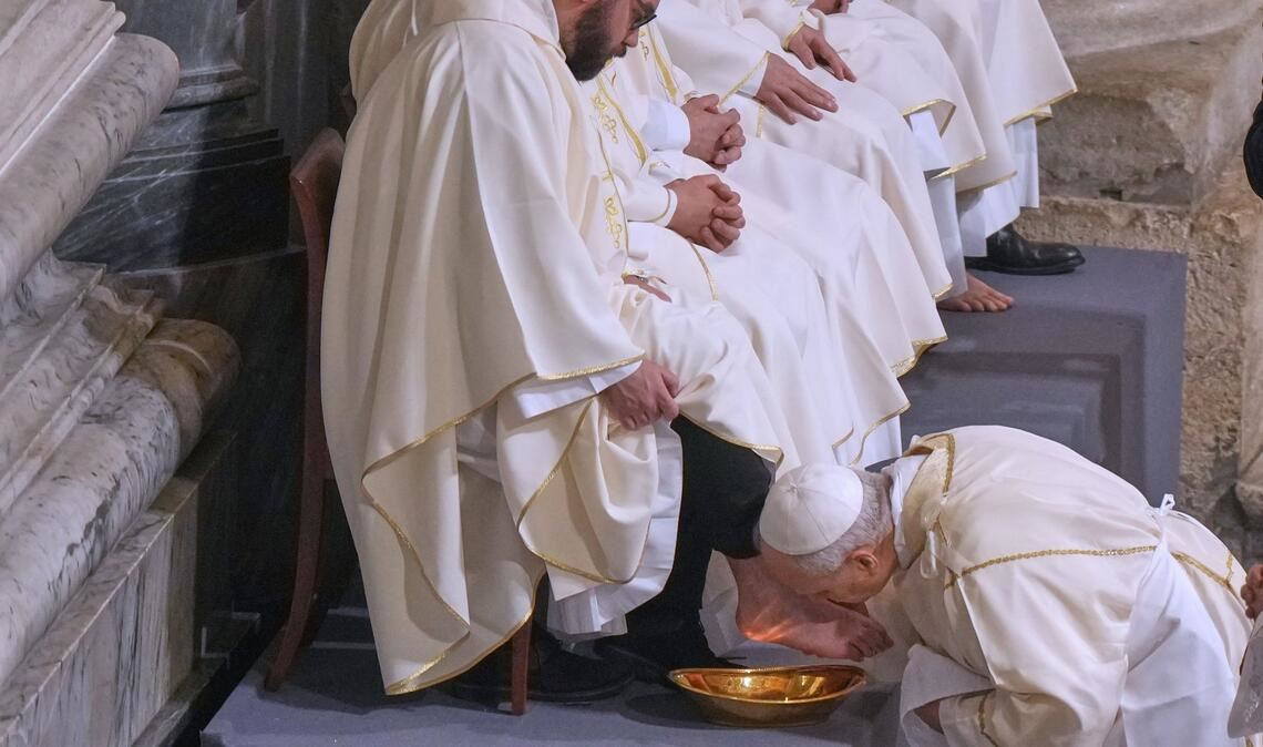 Franziskus hatte Häftlingen und auch Muslimen und Frauen die Füße gewaschen - Leo legt wieder mehr Wert auf Tradition.