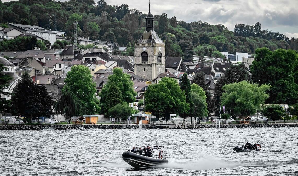 Französische Polizisten der Republikanischen Sicherheitskompanien (CRS - Compagnies republicaines de securite) patrouillieren mit Booten vor Evian auf dem Genfer See vor dem G7-Gipfel.