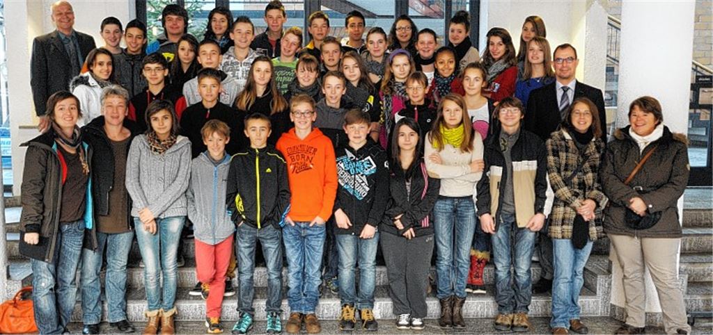 Französische Schüler besuchen Deutschland. Das ist dem Mühlacker Oberbürgermeister Frank Schneider (re.) einen kleinen Empfang wert. Die Lehrerinnen Isabelle Walz und Annick Devillers (vorne v.li.) haben den Schulaustausch maßgeblich organisiert. 