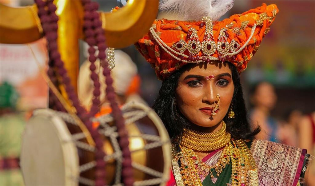 Frau in traditioneller Tracht feiert Gudi Padwa bei farbenfroher Prozession in Mumbai