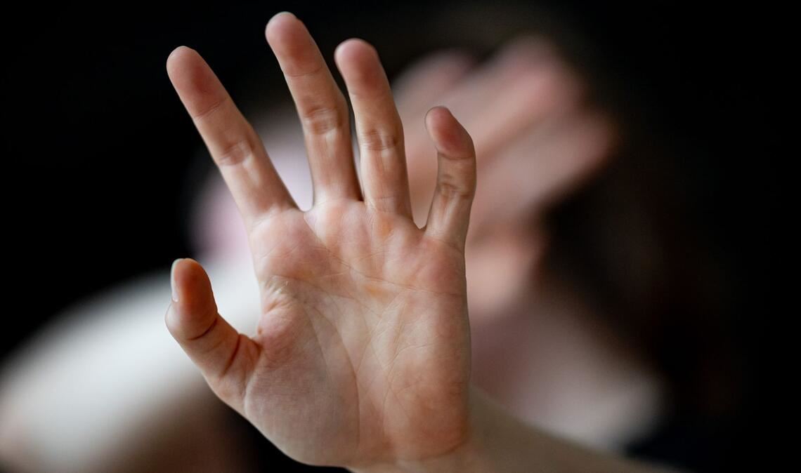 Frauen bringen sexuelle Übergriffe seltener zur Anzeige als Männer (Symbolbild).