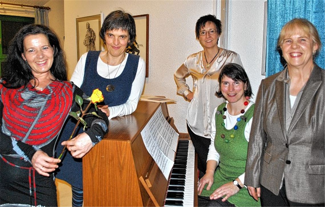 „Frauen denken selbst“: Heidrun Schweda vom Stadttheater Pforzheim (v. l.), Cellistin Barbara Noeldeke, Alexandra Rapp, Leiterin des Mehrgenerationenhauses, Kantorin Christiane Sauter-Pflomm und Gleichstellungsbeauftragte Martina Klöpfer laden zum Kultur-Feier-Abend ein.