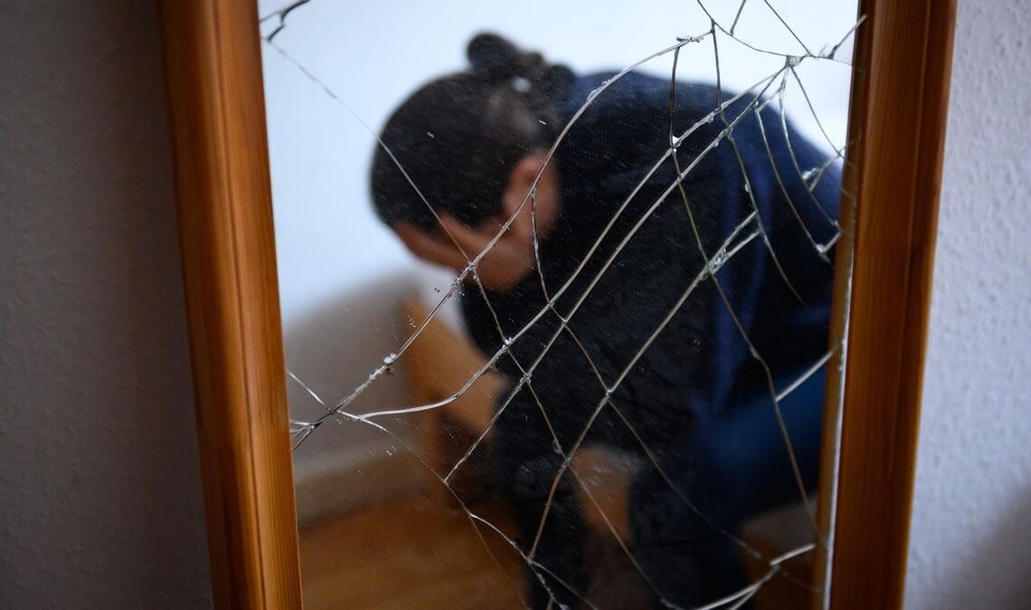 Frauen, die in gewaltvollen Beziehungen leben, tun sich oft schwer, den Partner zu verlassen - vor allem aufgrund von emotionaler Abhängigkeit. (Symbolbild)