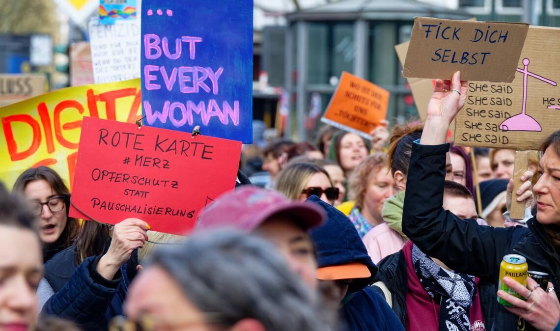 Frauen erleben in Deutschland laut einer Dunkelfeldstudie nahezu viermal so oft wie Männer sexuelle Belästigung. (Archivbild)