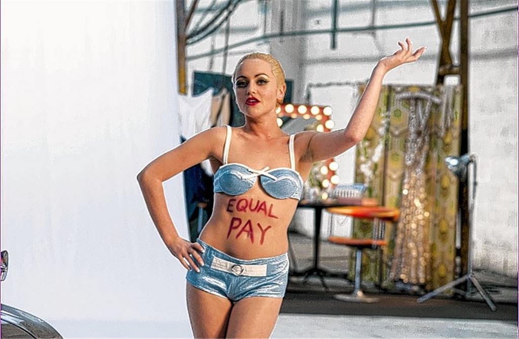 Frauen fordern mit ungewöhnlichen Mitteln eine gerechte Bezahlung.