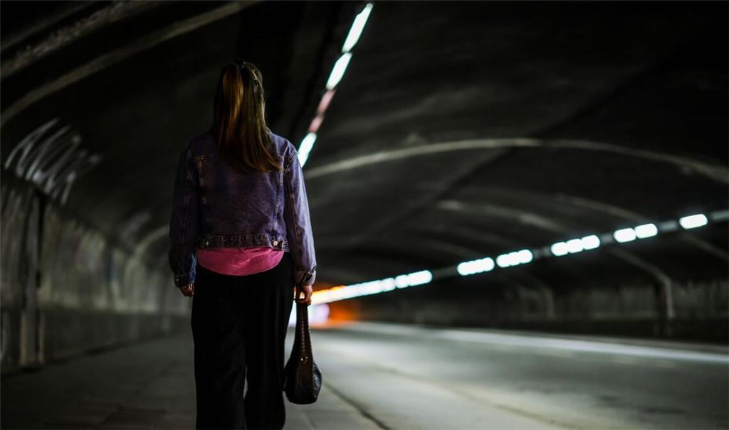 Frauen fühlen sich im öffentlichen Raum häufiger unsicher als Männer.