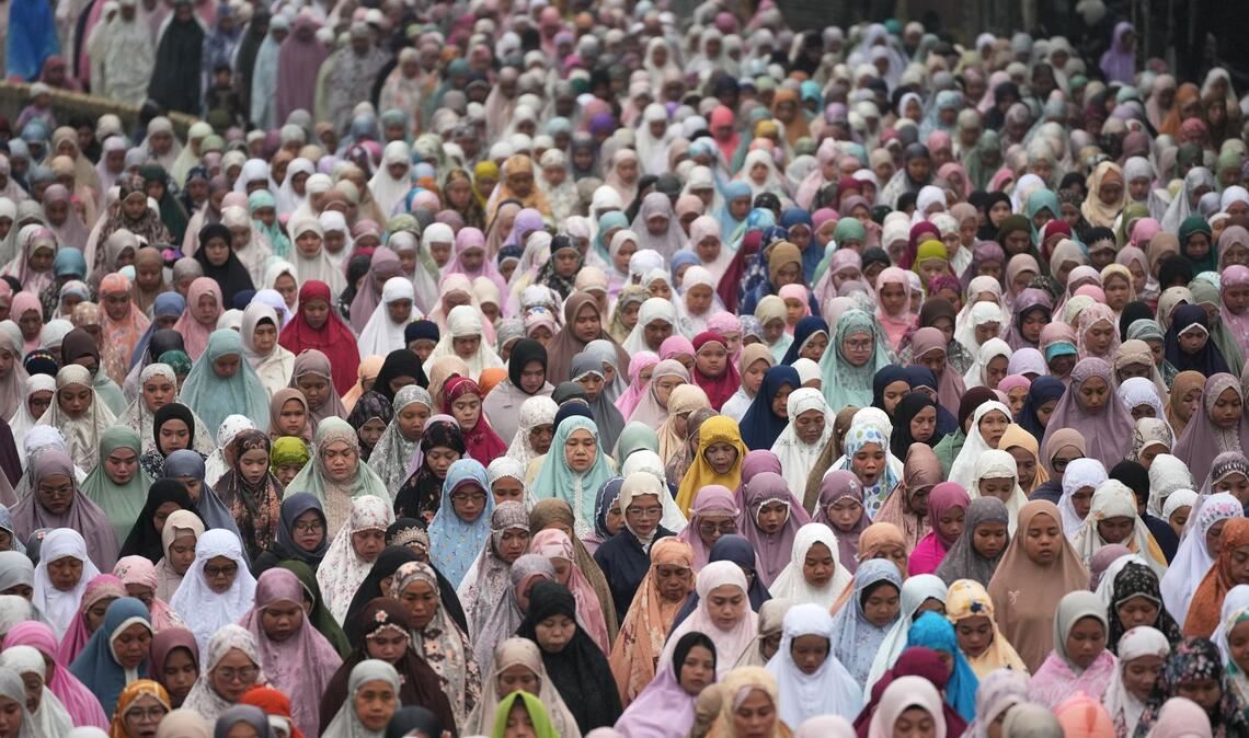 Frauen nehmen in Jakarta an einem Eid al-Fitr-Gebet zum Ende des heiligen Fastenmonats Ramadan