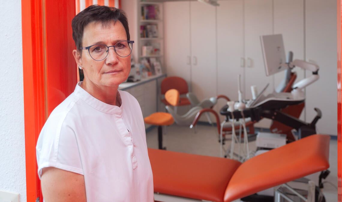 Frauenärztin Dr. Barbara Nachtkamp hat 17 Jahre lang auch ambulante Operationen angeboten. Jetzt hat die Klinik ihren Vertrag gekündigt. Foto: Fotomoment