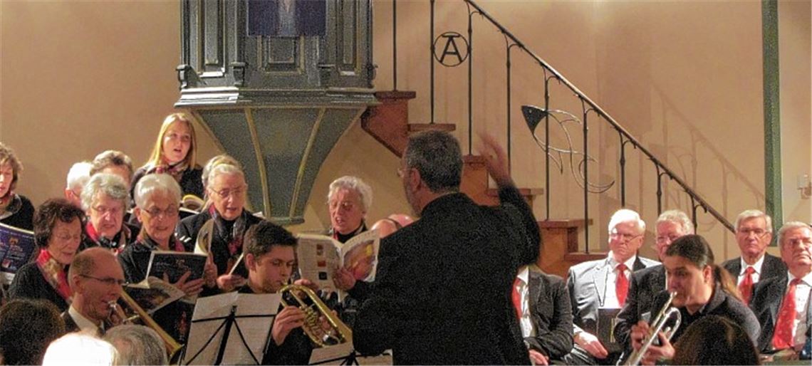 Frauenchor und Bläserquartett spielen „Für den König“.