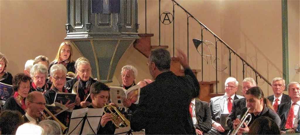 Frauenchor und Bläserquartett spielen „Für den König“.