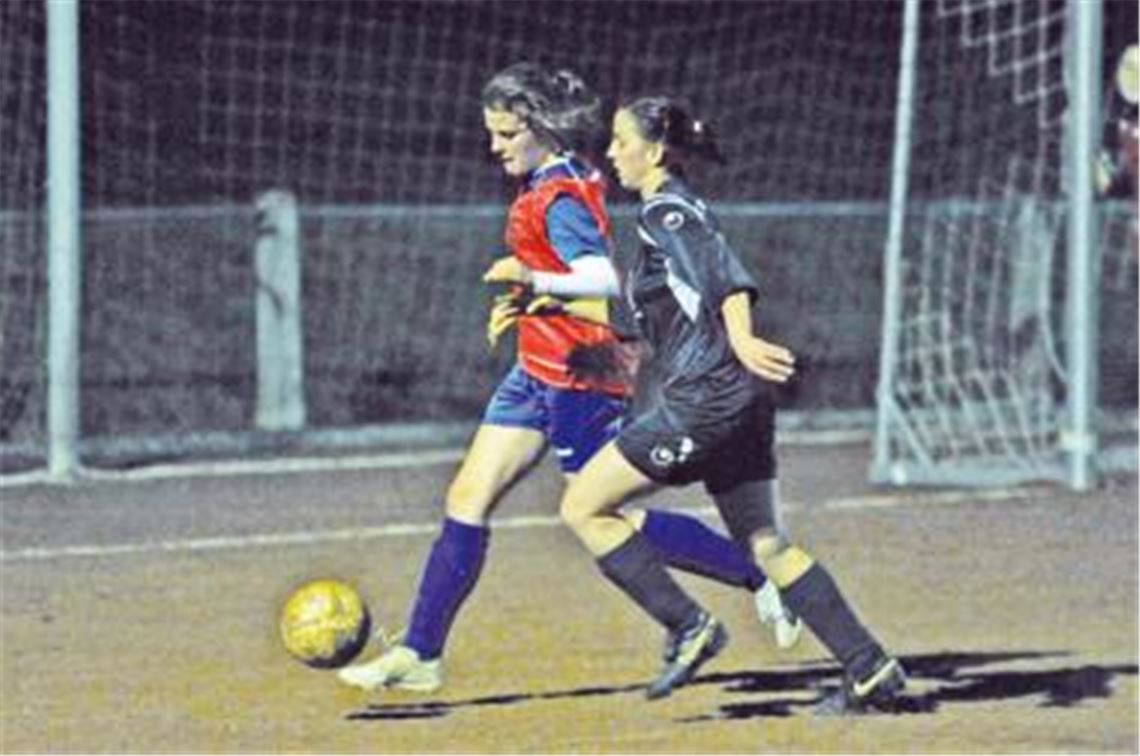 Frauenfußball im fahlen Schein der Flutlichtlampen: Der FV Knittlingen (blaue Hosen) zeigt das schnellere und druckvollere Spiel und schlägt Viktoria Enzberg verdient mit 1:0. Foto: Fotomoment 
