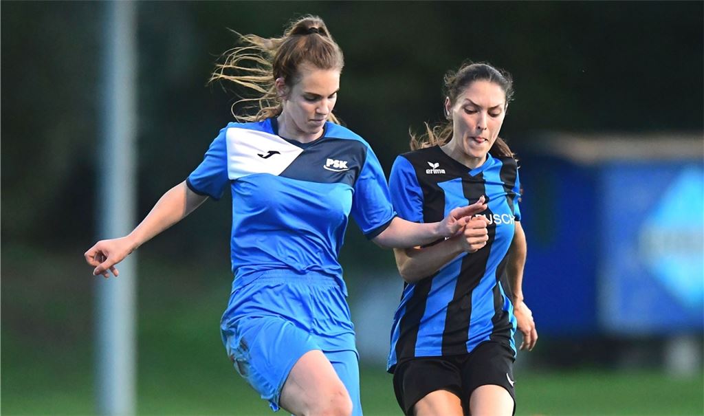 Frauenfußball in der Region: Irina Basic (rechts) von Viktoria Enzberg ist im März 2020 in der Kleinfeld-Landesliga am Ball.Archivfoto: Schüller