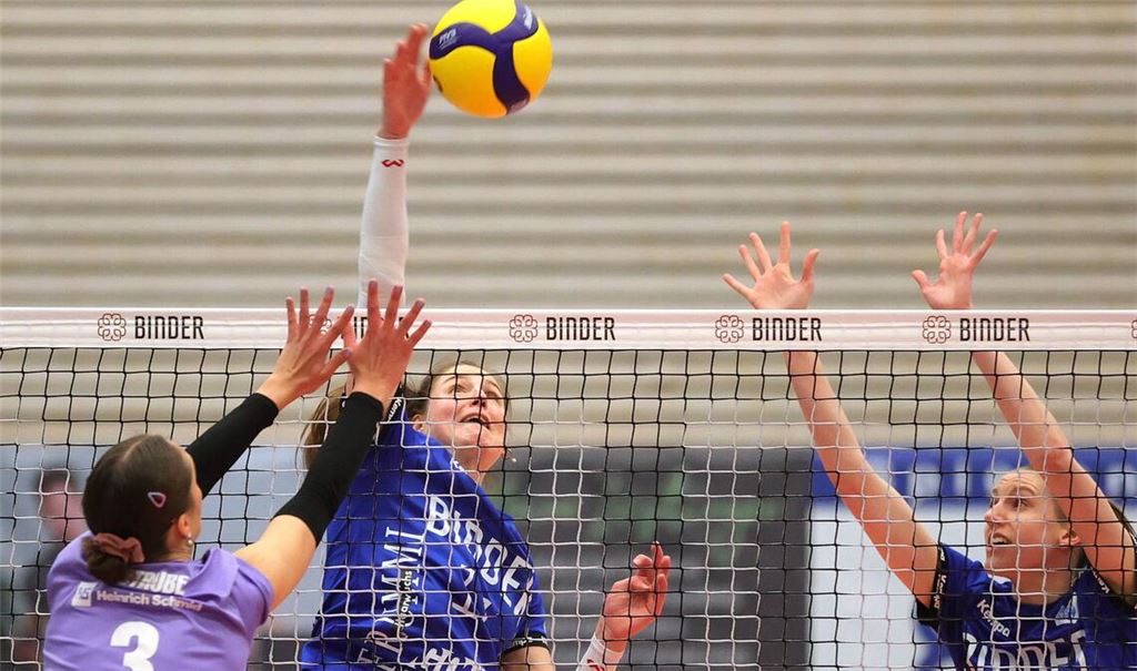 Frauke Neuhaus (am Ball) und Britta Schammer: An das hohe Niveau in der Volleyball-Bundesliga müssen sich die Binder Blaubären TSV Flacht langsam herantasten.