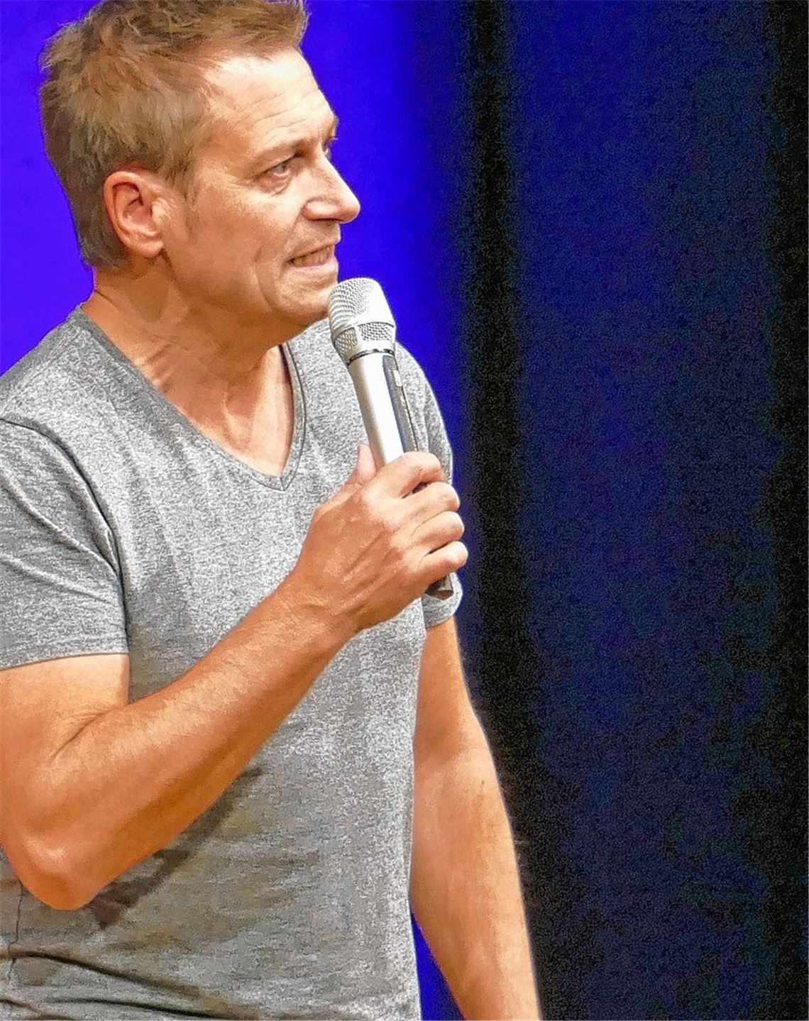 Dieter Nuhr kalauert sich durch den Abend