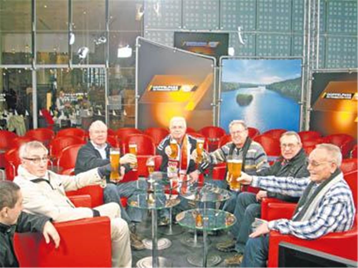 Frechheit siegt: Nach der Sendung nehmen die Jedermann-Sportler aus Mühlhausen selbst in der Talkrunde Platz und spielen ein bisschen Doppelpass.
Fotos: privat