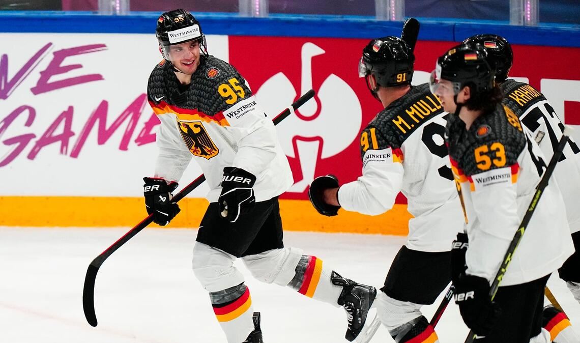 Frederik Tiffels (l) feiert sein Tor zum 2:0 mit seinen Teamkollegen.