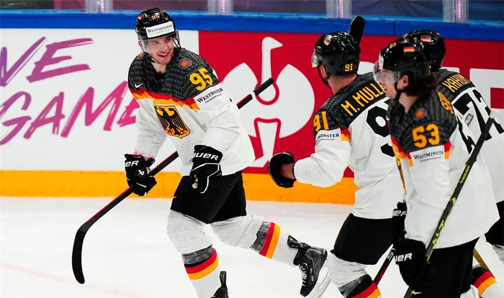 Frederik Tiffels (l) feiert sein Tor zum 2:0 mit seinen Teamkollegen.