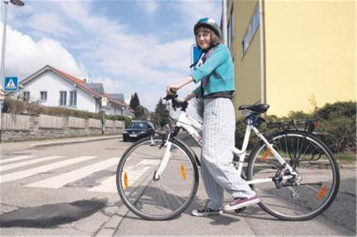 Frederike Bäuerle, Schülerin der Klasse 8 an der Mühlacker Mörike-Realschule, ist häufig mit dem Fahrrad in der Stadt unterwegs und bedauert, dass nicht alle Autofahrer die gebotene Rücksichtnahme an den Tag legen. Sie berichtet von einer Reihe kritischer Situationen.
Foto: Becker
