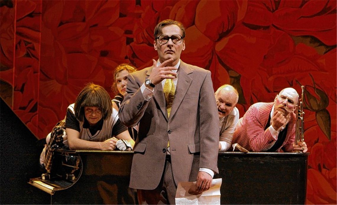 Fredi Noël (Sir Andrew Leichenwang; v.li.), Katrin Rehberg (Maria), Mathias Reiter (Malvolio), Holger Teßmann (Narr Feste) und Jens Peter (Sir Toby Rülps).