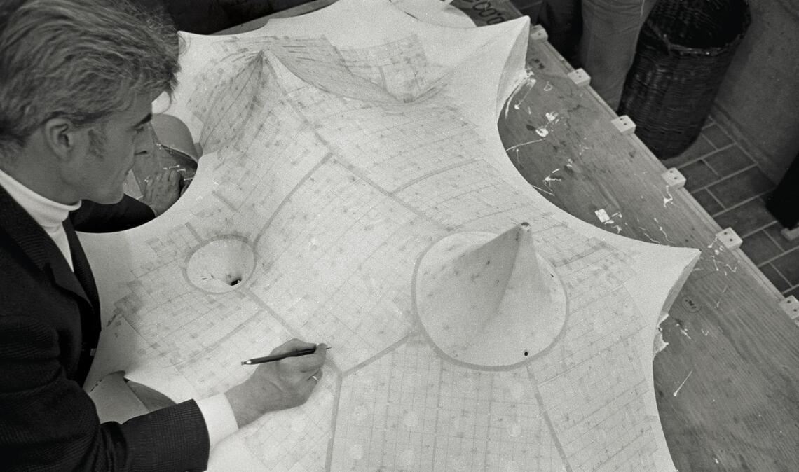 Frei Otto am Modell für die Überdachung der Olympiaschwimmhalle in München (ca. 1970)