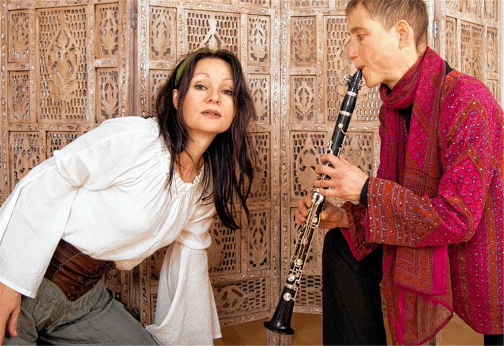 Frei nach den Gebrüdern Grimm bringen die Schauspielerin Silke Karl und die Klarinettistin Ute Münch das Märchen „Bruder und Schwester“ auf die Bühne. 