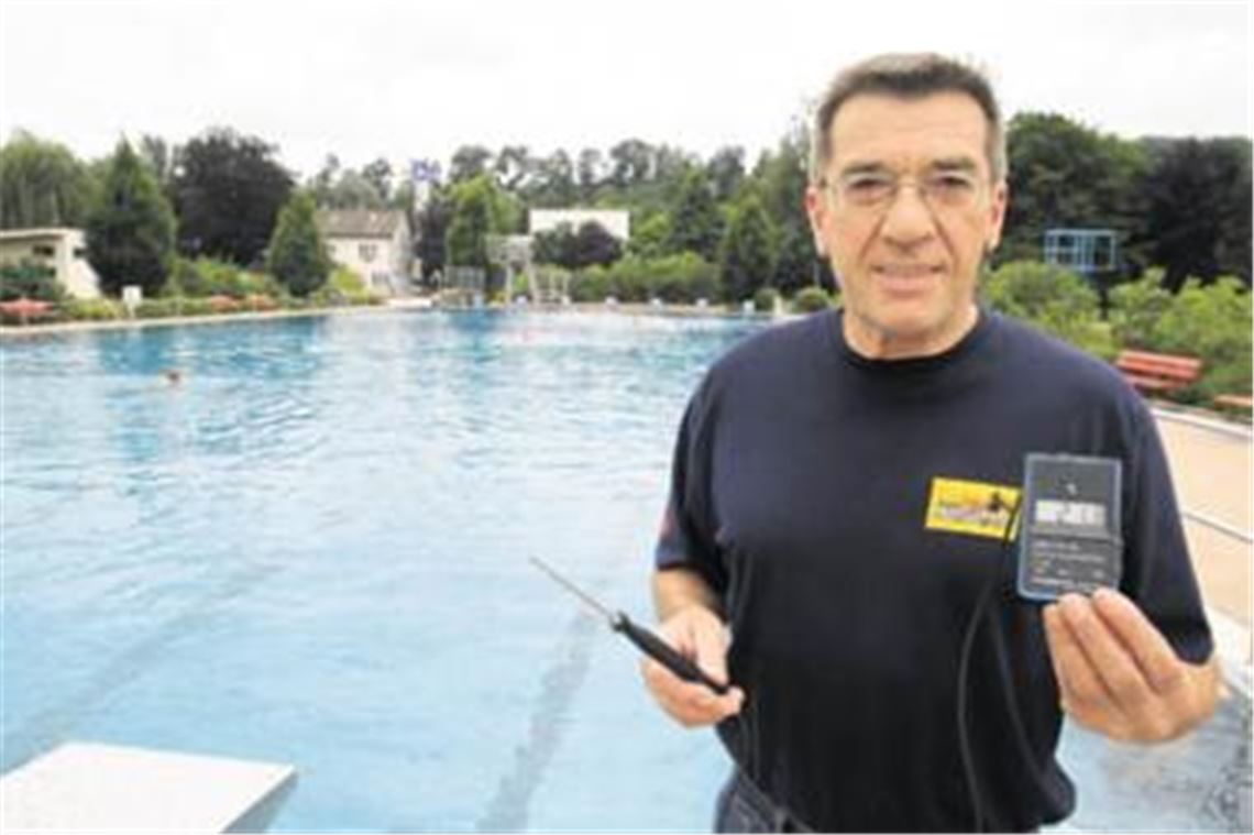 Freibadchef Rudi Pfisterer zeigt die Lufttemperatur an. Schlappe 21 Grad und ein wolkenverhangener Himmel locken kaum jemand ins Bad. Foto: Disselhoff