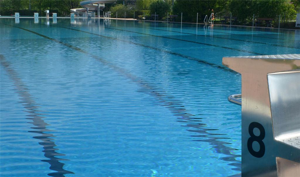 Freibadfans müssen in diesem Jahr länger auf den Startschuss warten – gleichzeitig wird der Besuch teurer. Symbolbild: Archiv