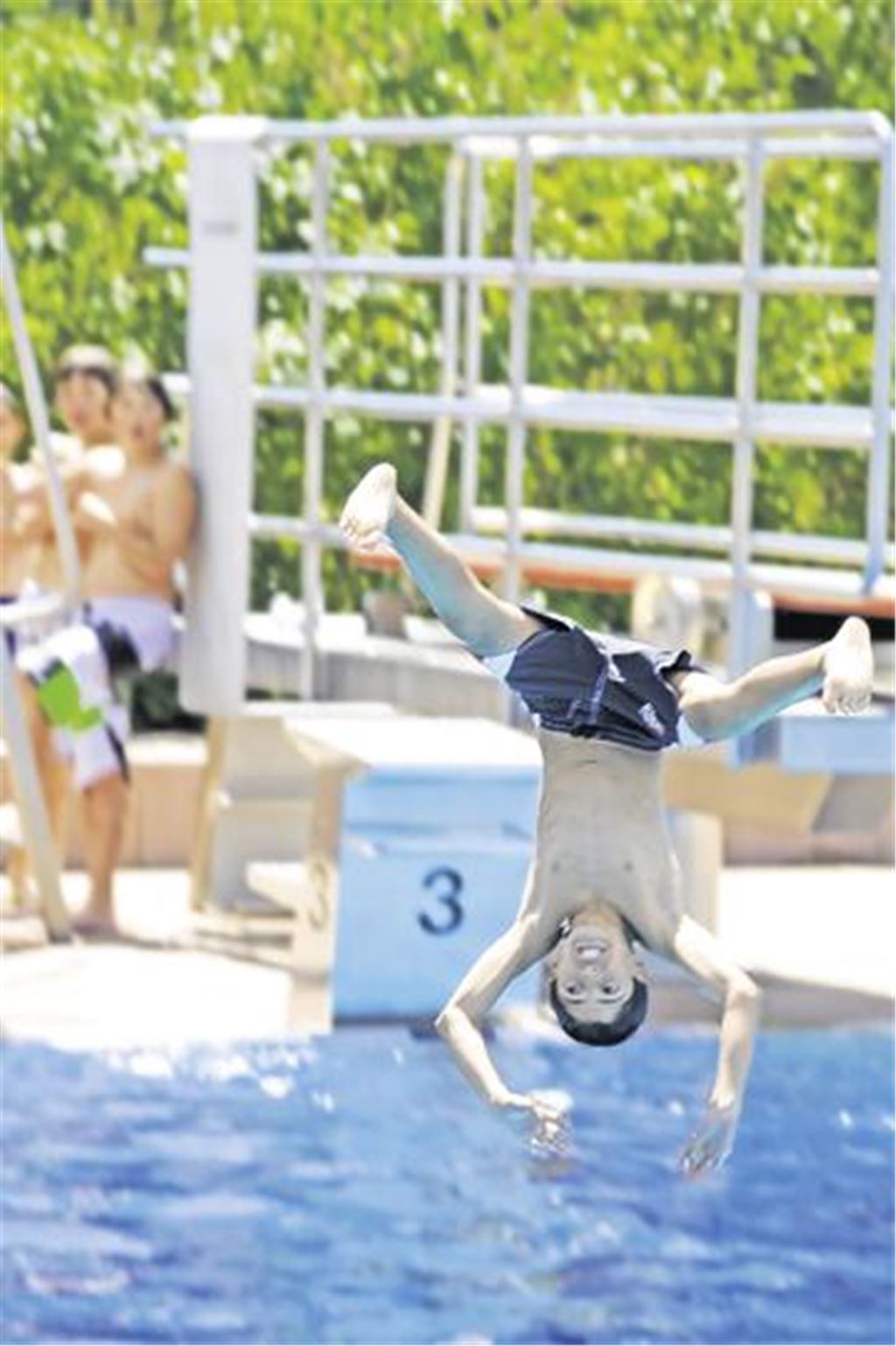 Freibadspaß in Mühlacker: Vor allem die Kinder freuen sich über den Sommer im Frühling. Foto: Fotomoment