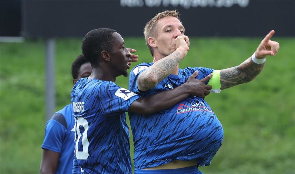 Freibergs Kapitän Marco Kehl-Gomez jubelt mit dem Ball unter dem Trikot (seine Frau erwartet das dritte Kind) gemeinsam mit Matt-Brahan Zie.