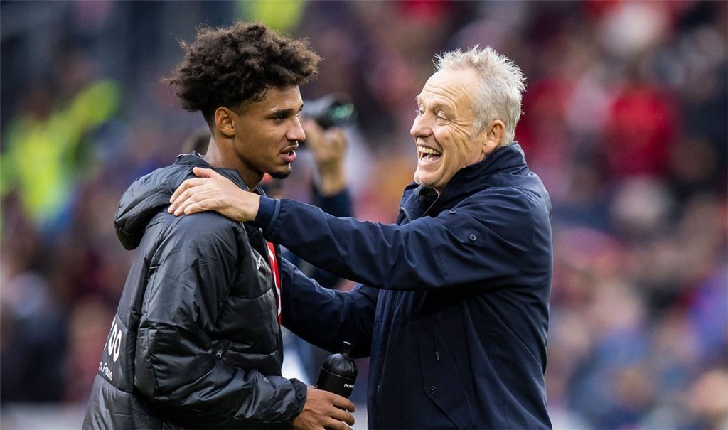 Freiburgs Kevin Schade (l) und Freiburgs Trainer Christian Streich (r) nach dem Spiel.