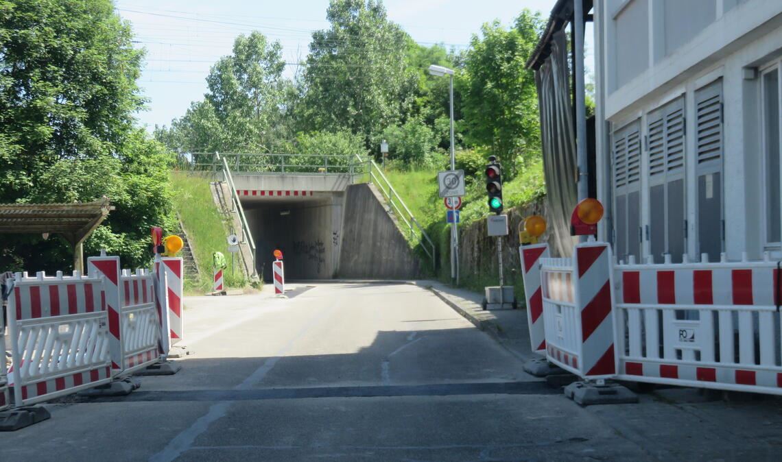 Brückensanierung: Arbeiten werden ausgeschrieben Freie Fahrt an der Unterführung in Erlenbach herrscht in diesen Tagen nur, wenn es die Ampel zulässt. Grund sind Arbeiten der Netze BW. Foto: Becker