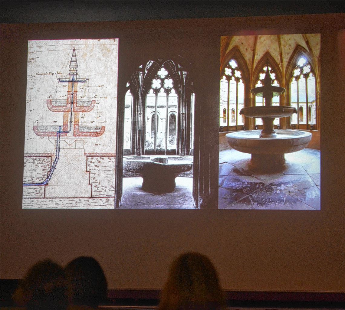„Freie Rekonstruktion“: der bekannte Brunnen des Klosters Maulbronn.Stahlfeld