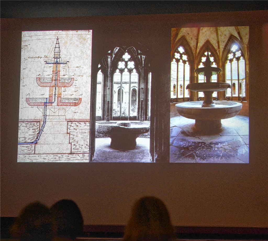 „Freie Rekonstruktion“: der bekannte Brunnen des Klosters Maulbronn.Stahlfeld