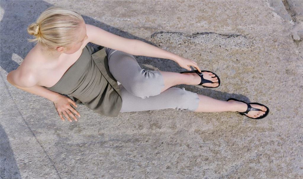 Freier Blick auf die Füße: Den gibt's mit derzeit angesagten Zehentrennern - für Frauen. Hier ein Modell von Vagabond (rund 90 Euro).